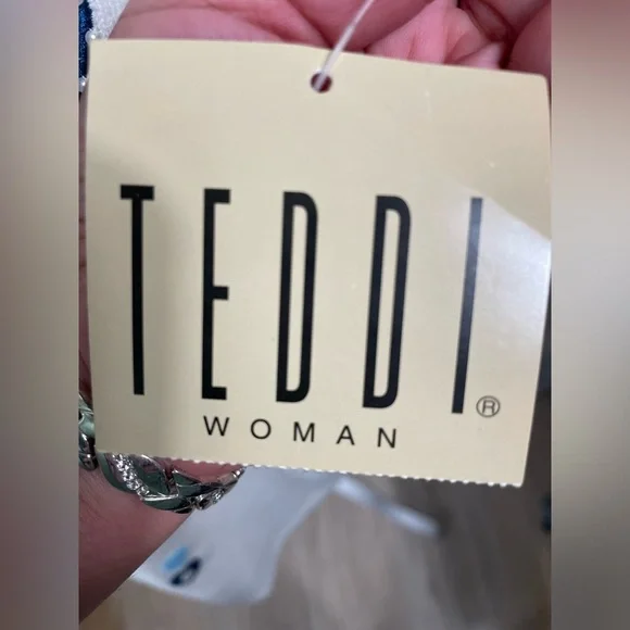 Teddi Woman Ivory Sweater with Blue Heart Embroidery – Size 2X - Picture 5 of 9